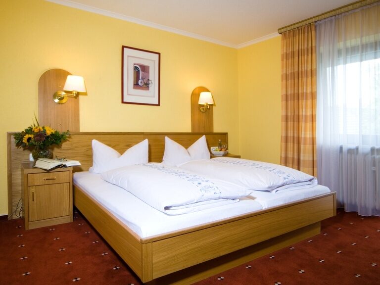 Ein elegantes Hotelzimmer mit gelben Wänden und rotem Teppichboden.